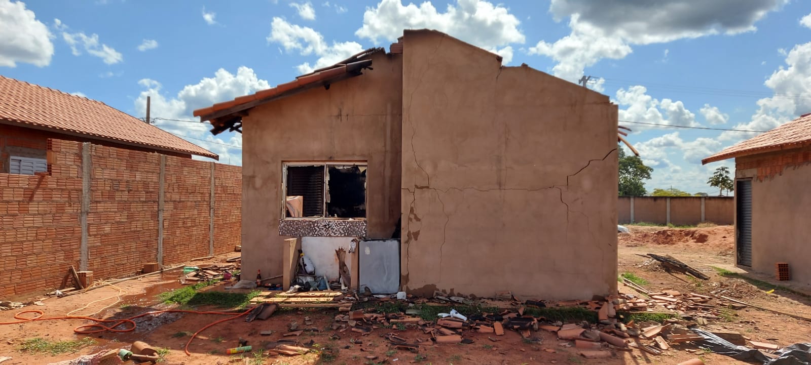Polícia Civil, com apoio da Polícia Militar, prende suspeito de incendiar casa da ex, em Água Clara