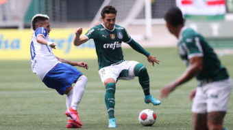 Veiga marca em todas as competições com Abel e se isola como maior artilheiro de penais do século