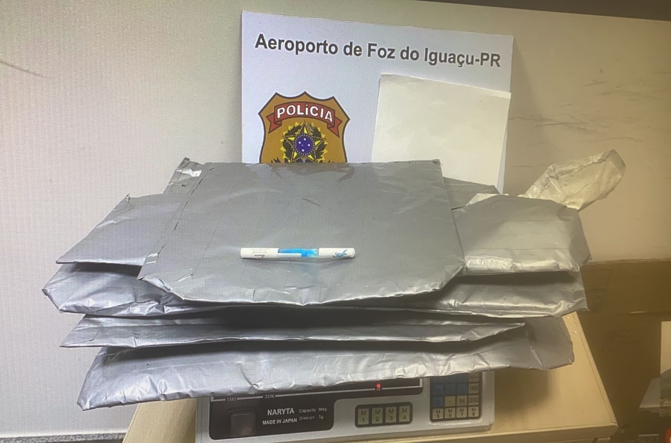 PF prende paraguaia com cocaína em fundo falso no Aeroporto Internacional de Foz do Iguaçu/PR