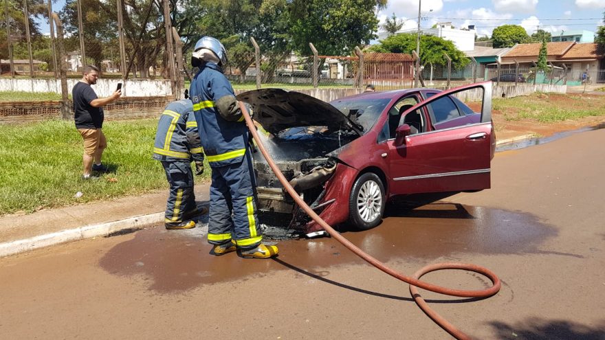 Após falha mecânica, carro pega fogo no Bairro Santa Cruz