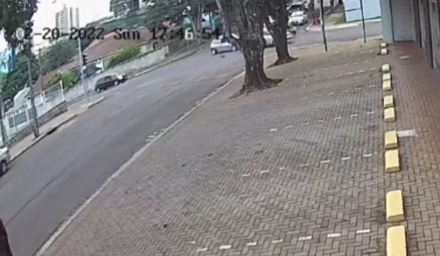Câmera flagra mais um acidente de trânsito no cruzamento das Ruas Presidente Kennedy e Pio XII