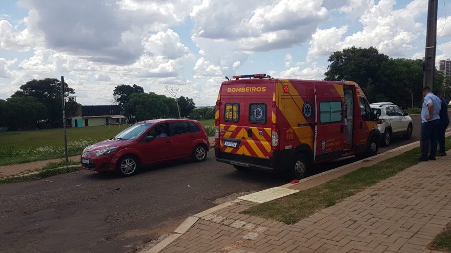 Carro e moto colidem na esquina das ruas Cuiabá e Marcelino Meneguzzi