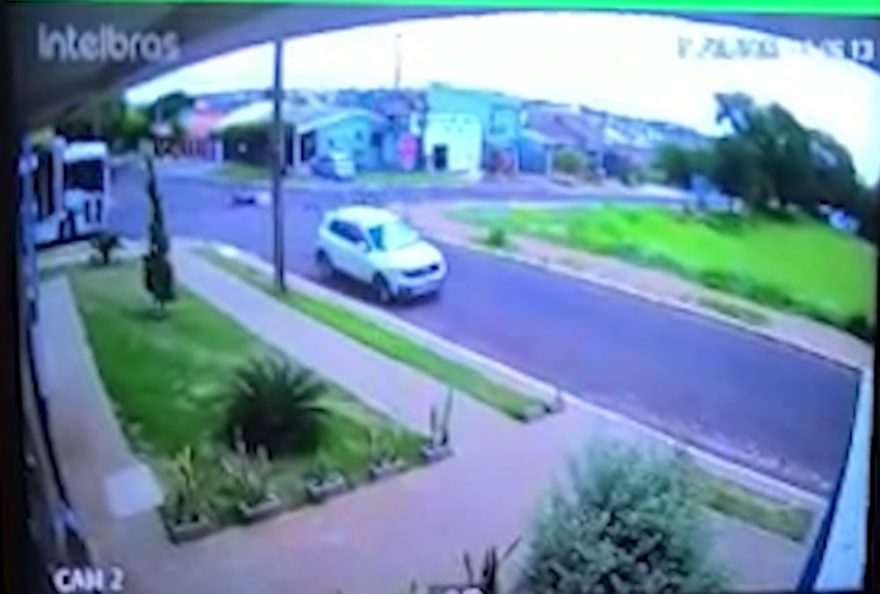 Câmera registra colisão entre carro e moto no Bairro Alto Alegre