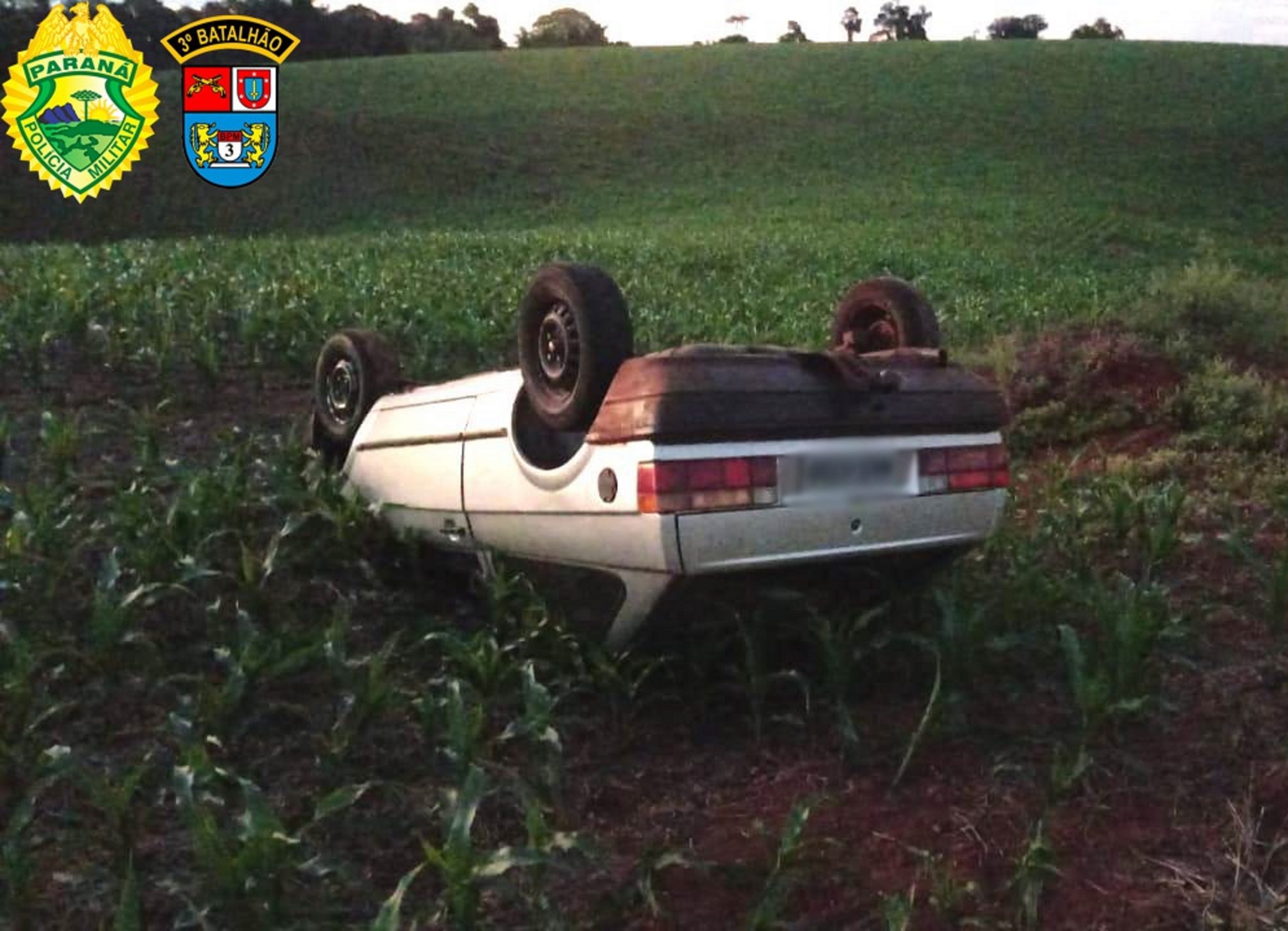 Veículo furtado é localizado tombado em meio a uma plantação na estrada rural