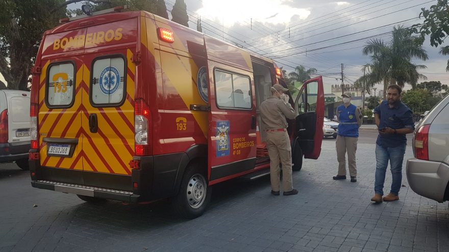 Homem é socorrido após colisão entre Ônix e Saveiro nas proximidades do cemitério