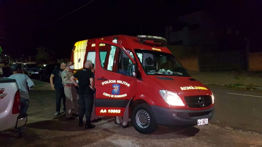 Trabalhador cai de telhado de empresa; homem ficou ferido