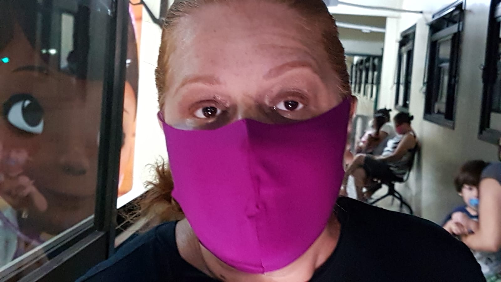 “Minha tia tem Alzheimer, não consegue ficar em pé e tá aqui plantada”, diz mulher revoltada após 7 horas de espera