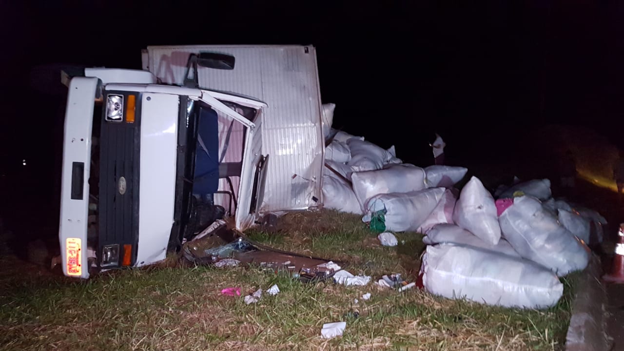 Caminhão carregado tomba na BR-467 em Cascavel