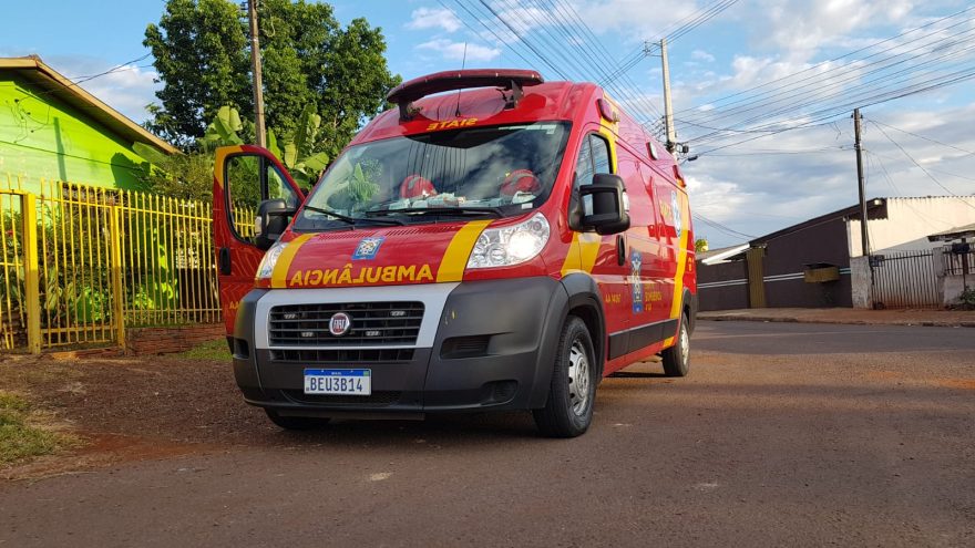 Kombi e Meriva se envolvem em colisão no Bairro Interlagos