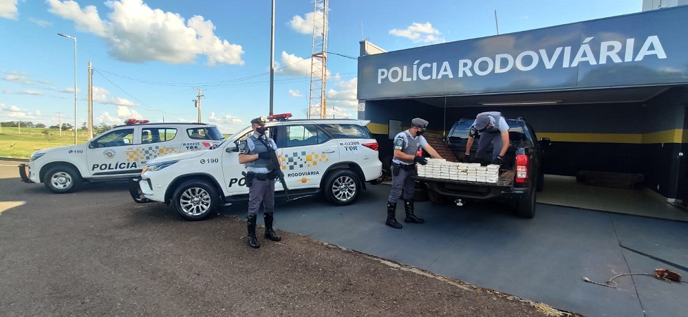 Cerca de 75 quilos de cocaína são encontrados em fundo falso de caminhonete