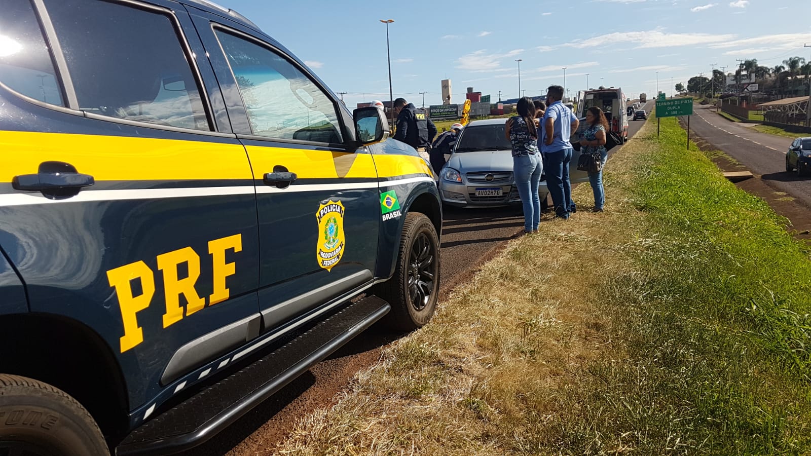 Carro bate contra estrutura de concreto na rodovia BR-277