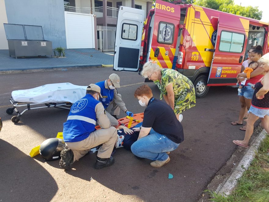 Mulher fica ferida após colisão entre carro e moto na Avenida Brasil