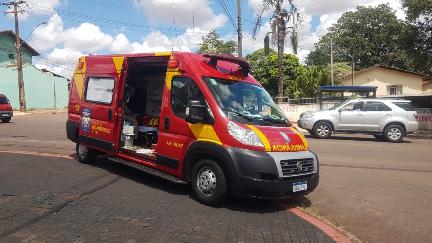 Carro e moto batem na Rua Jacarezinho e Corpo de Bombeiros é acionado