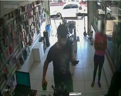Homem pede recarga de telefone e furta celular de trabalhadora