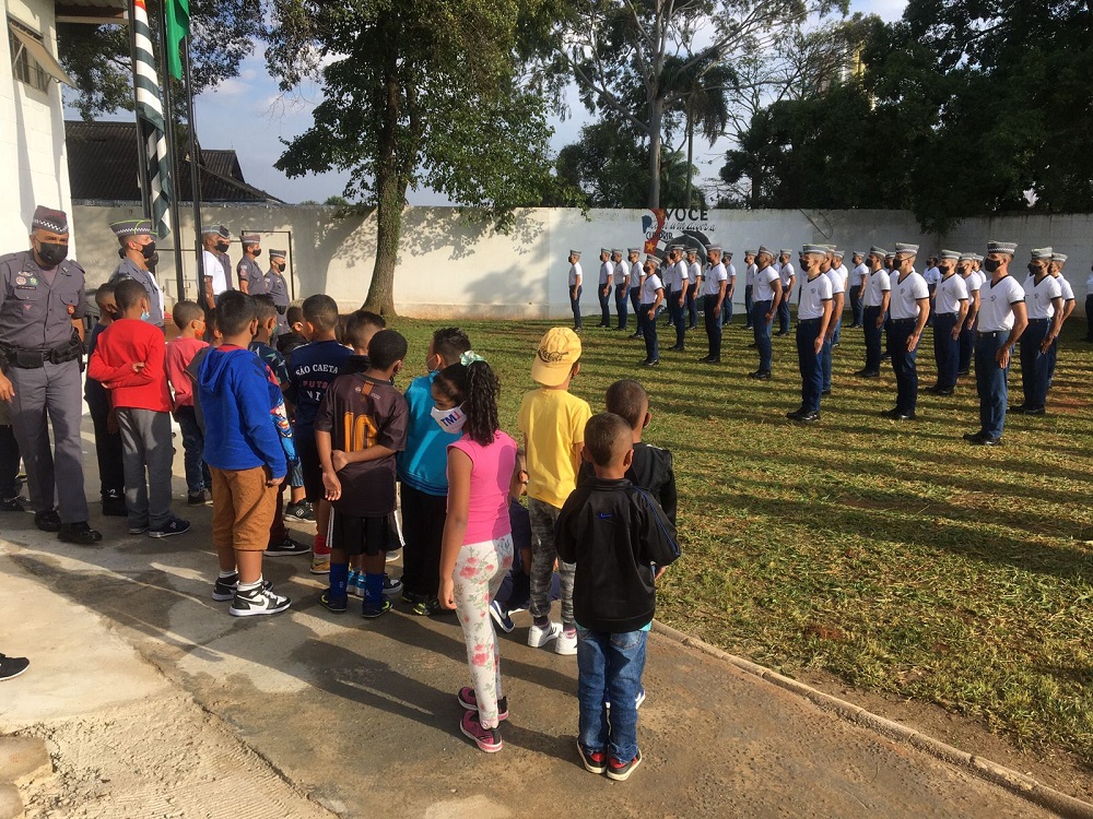 Crianças em situação de vulnerabilidade social conhecem a Escola de Formação de Soldados da PM