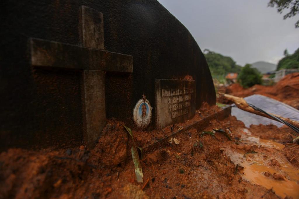 MPRJ faz vistoria no cemitério onde são enterradas vítimas do desastre em Petrópolis