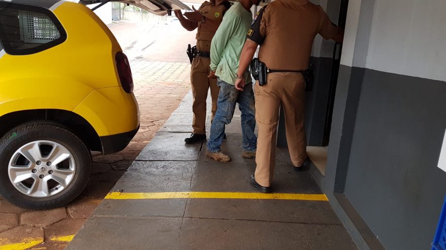 Homem se desentende com companheira, aciona a PM e acaba detido por descumprimento de ordem judicial