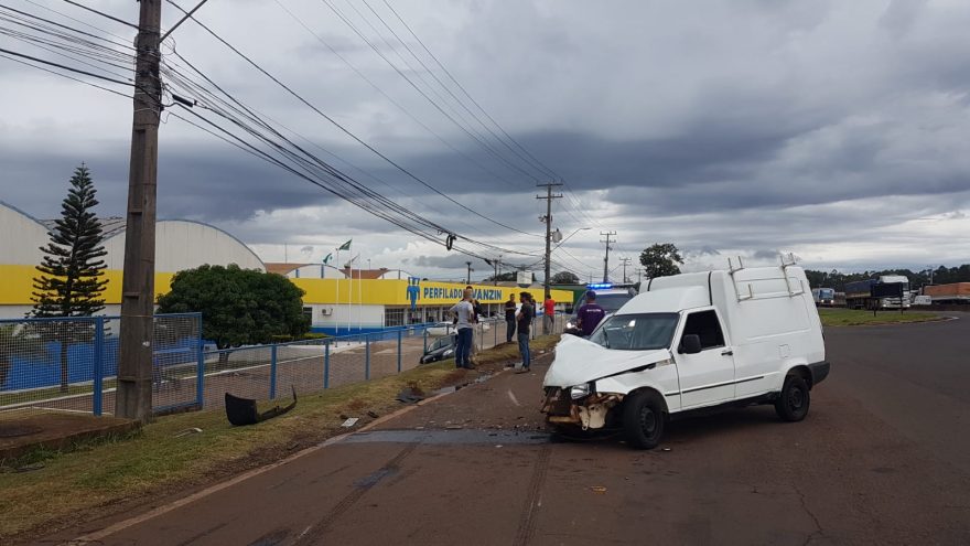 Carros colidem de frente na marginal da BR-277