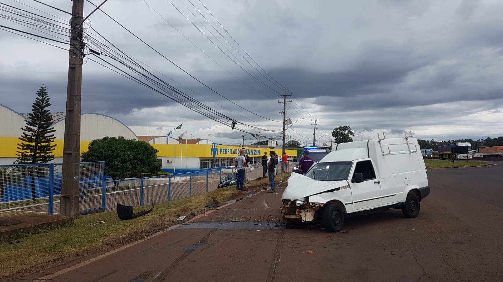 Carros colidem de frente na marginal da BR-277