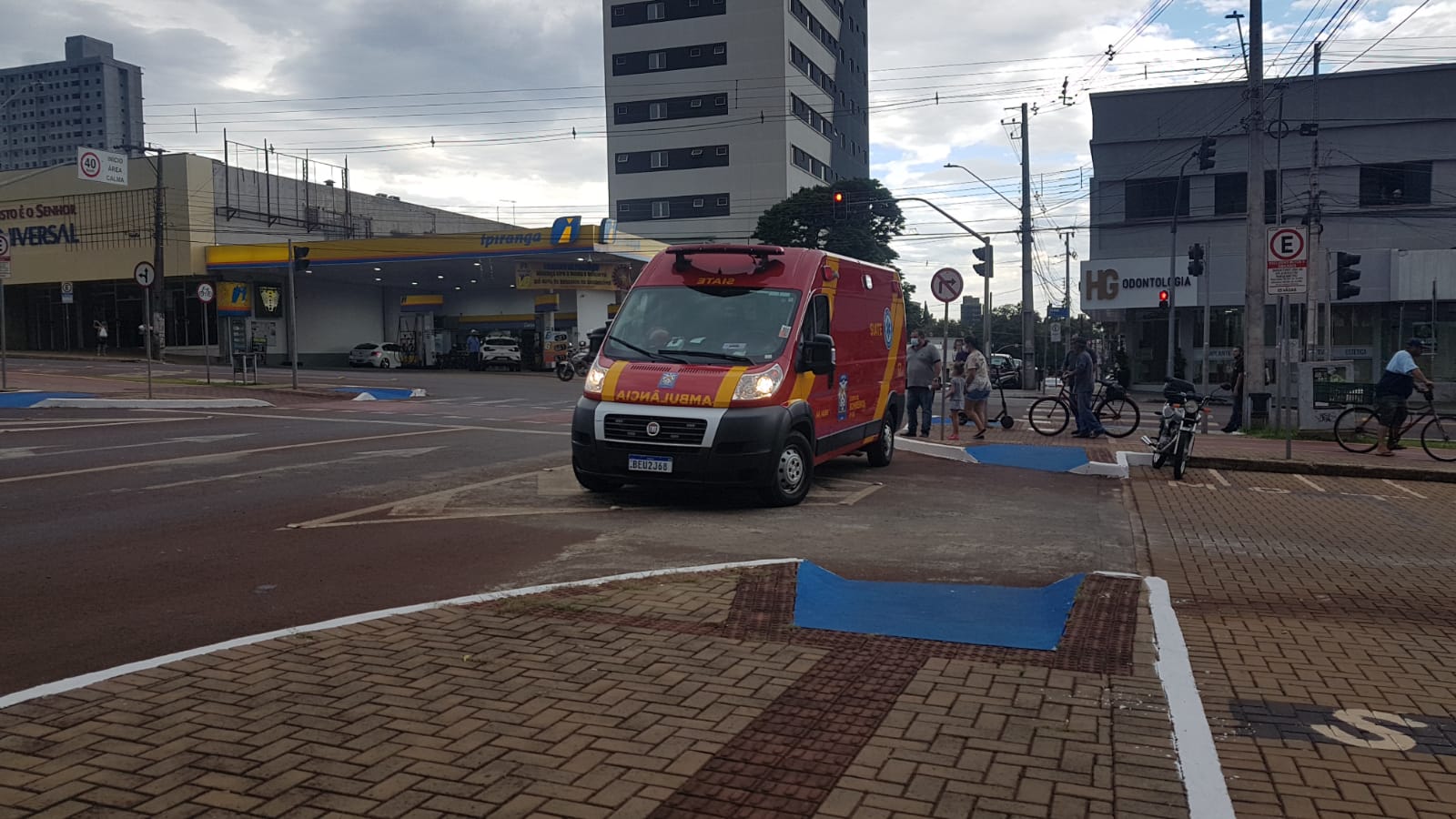 Mulher cai de patinete elétrico e sofre fratura no antebraço
