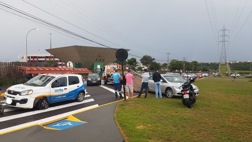 Fiat Uno e Honda Civic colidem na Avenida das Torres