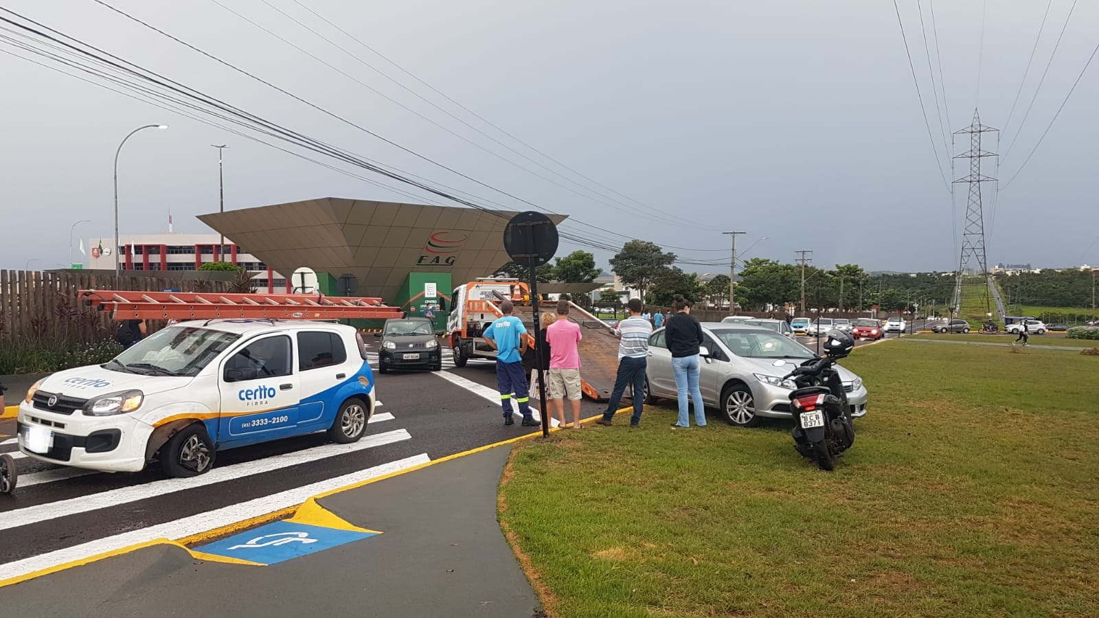 Fiat Uno e Honda Civic colidem na Avenida das Torres