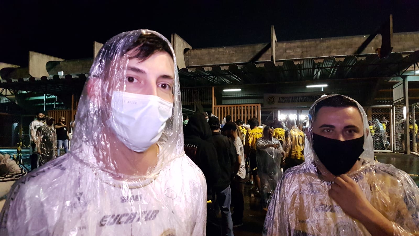 Nem a chuva impediu a paixão do torcedor aurinegro de acompanhar o jogo do Cascavel no estádio