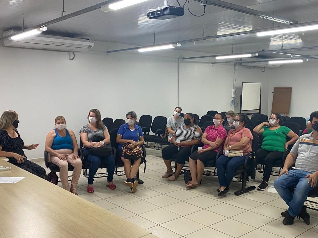 Secretária de Educação Marcia Baldini se reúne com zeladoras e Sismuvel