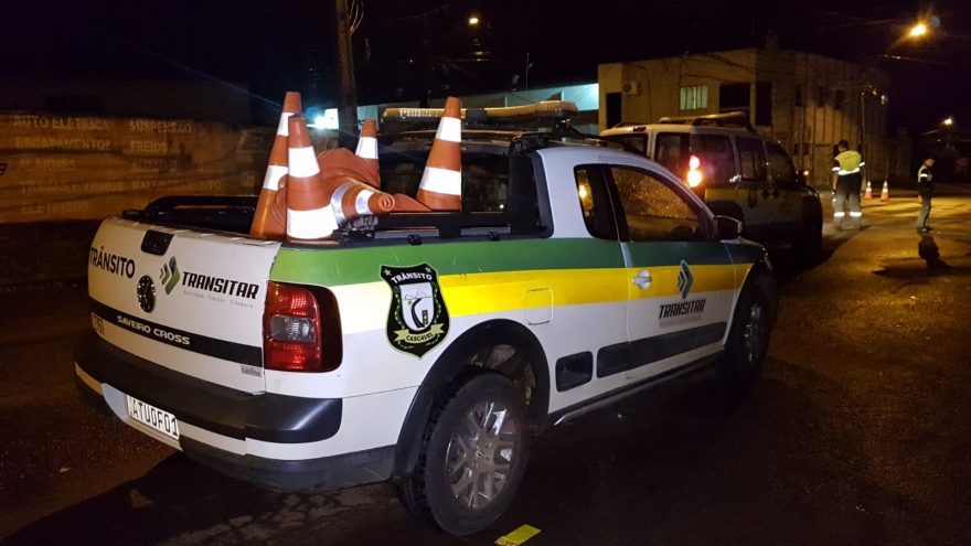 Caminhão leva fios de energia e deixa cruzamento interditado