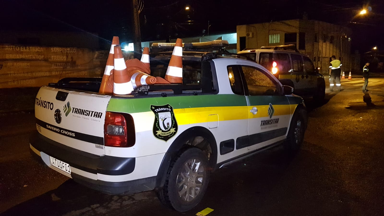 Caminhão leva fios de energia e deixa cruzamento interditado