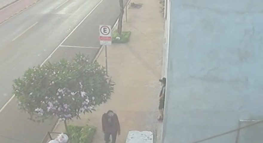 Câmeras flagram suspeitos de arrombamento em loja na Av. Tito Muffato, no Bairro Santa Cruz