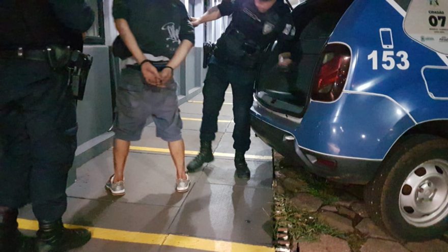 Rapaz com mandado de prisão em aberto por tráfico é preso pela GM no Conjunto Abelha