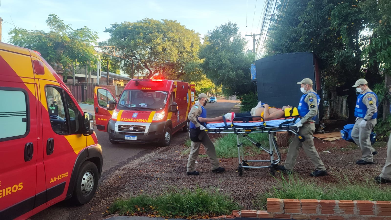 Casal é Baleado No Bairro Santa Cruz Crime Pode Ter Relação Com Incêndio Criminoso Que Terminou