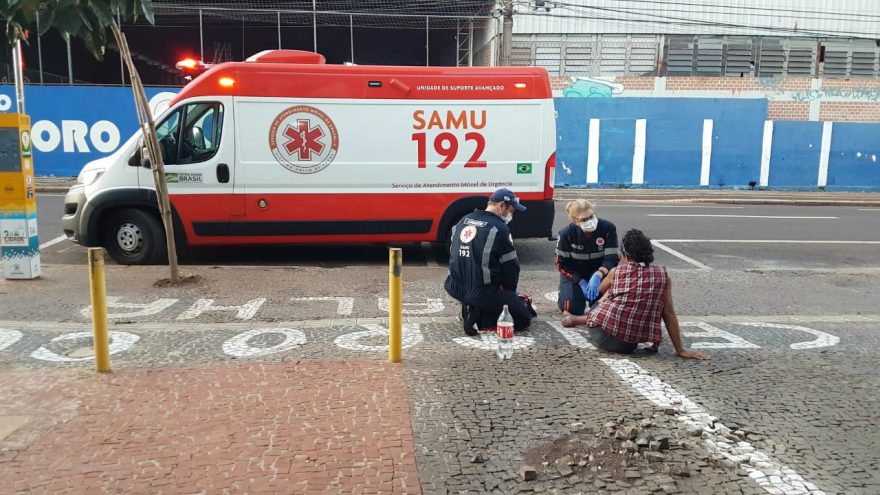 Moradora de rua com ferimentos nos pés é socorrida pelo SAMU no Centro