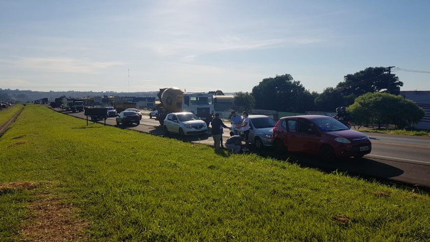 Colisão traseira gera congestionamento na rodovia BR-277, em Cascavel
