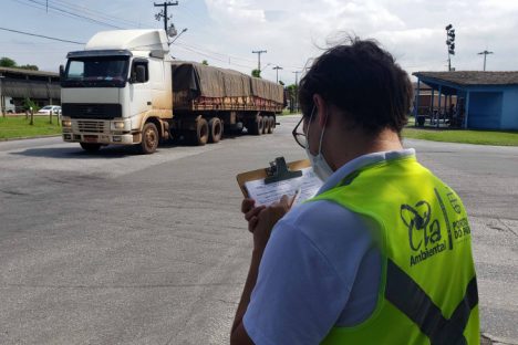 Porto de Paranaguá faz teste da fumaça emitida pelos caminhões e orienta sobre lixo no Pátio de Triagem Imagem referente a Porto de Paranaguá faz teste da fumaça emitida pelos caminhões e orienta sobre lixo no Pátio de Triagem