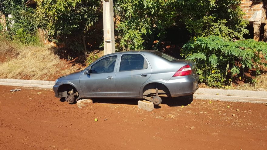Carro com registro de furto é encontrado depenado no Bairro Tarumã