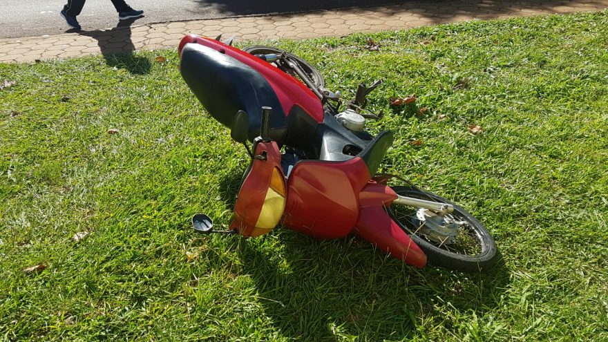 Após atropelar cachorro, motociclista sofre queda e fica ferida