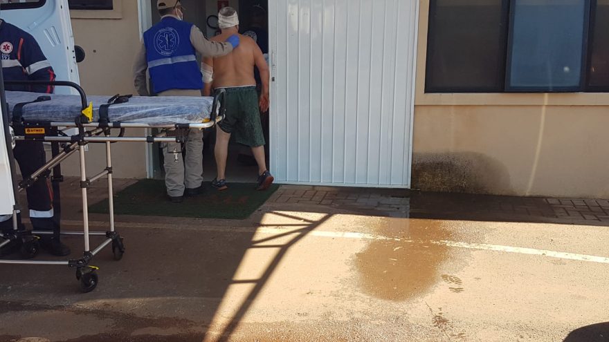 Durante sepultamento, homem que carregava caixão cai dentro de cova e precisa ser socorrido