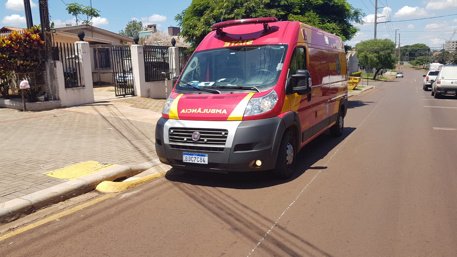 Homem de 55 anos fica ferido após cair de telhado de residência no Bairro Coqueiral