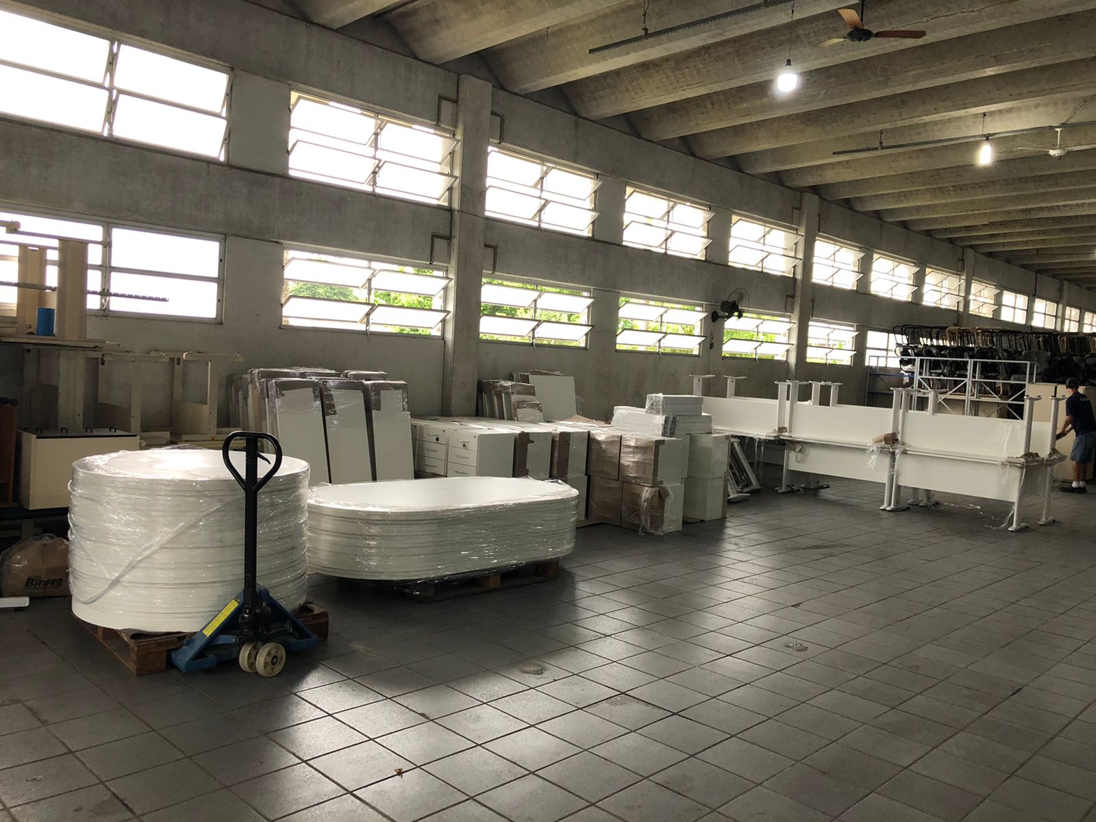 Polícia Civil começa a receber móveis e equipamentos que beneficiarão as unidades do Estado
