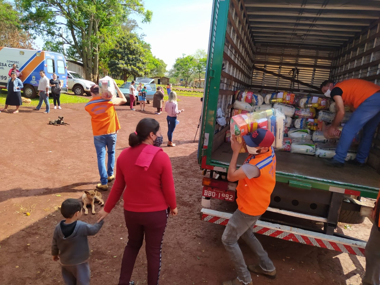 Defesa Civil de Cascavel entrega mil cestas básicas para famílias do interior