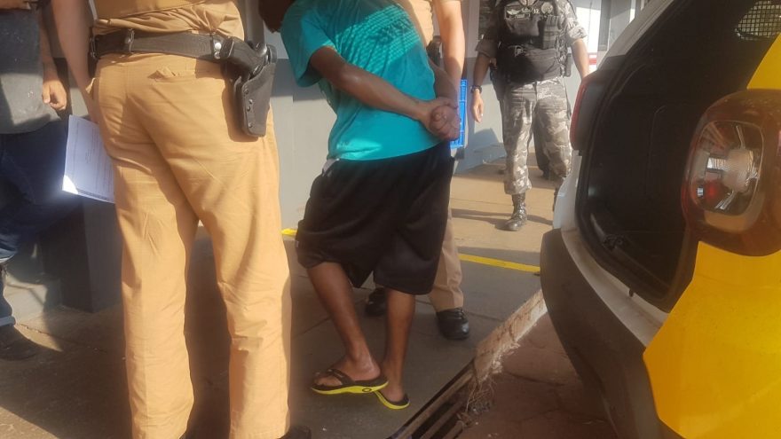 Homem com mandado de prisão por homicídio em aberto é levado até a delegacia de Cascavel