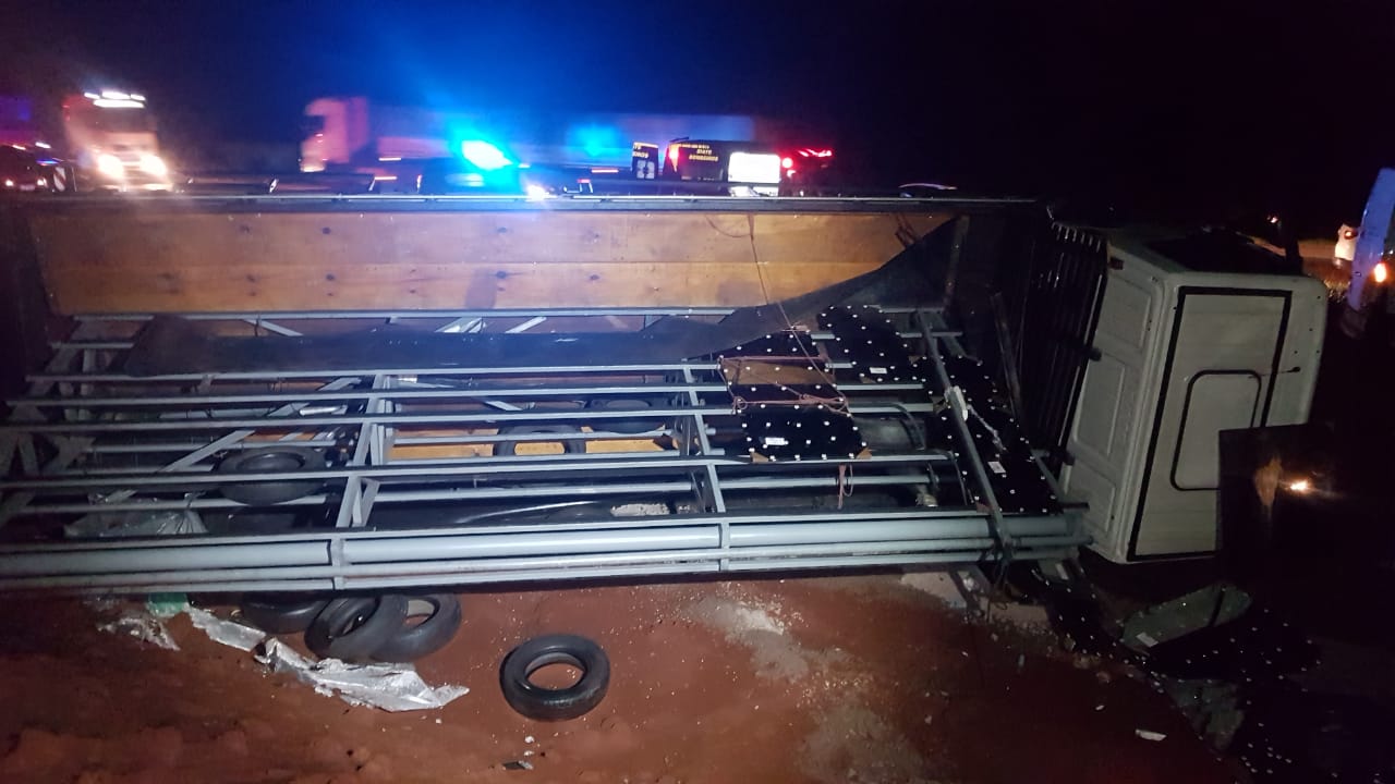 Caminhão tomba no Contorno Oeste e homem fica ferido