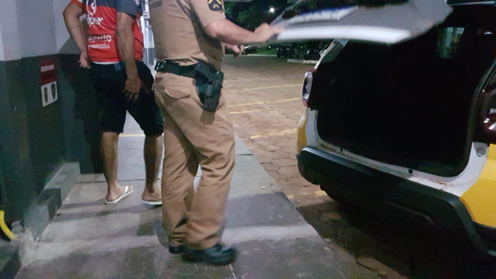 Detido é encaminhado até a delegacia por suspeita de violência doméstica