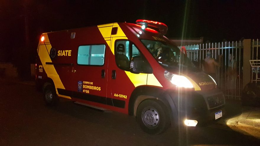 Criança cai de sofá e sofre fratura no braço