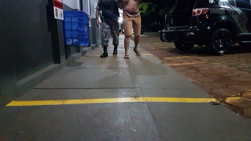 Choque prende homem em posse de 2,5 kg de maconha após denúncia anônima no Jardim Veneza; Droga estava escondida em geladeira