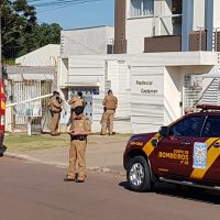 Imagem referente a Cárcere no Pioneiros Catarinenses: Portão de imóvel é aberto e oficiais negociam libertação de mulher