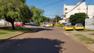 Demais moradores do prédio onde mulher é mantida refém precisaram ficar isolados nas residências