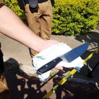 Imagem referente a Homem que mantinha esposa refém em residência é detido e precisa ser socorrido em maca; Faca é apreendida
